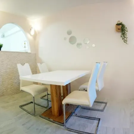 Symphony Garden: Modern, New Apartman *