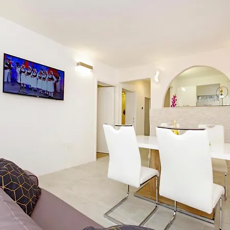 Symphony Garden: Modern, New Apartman *