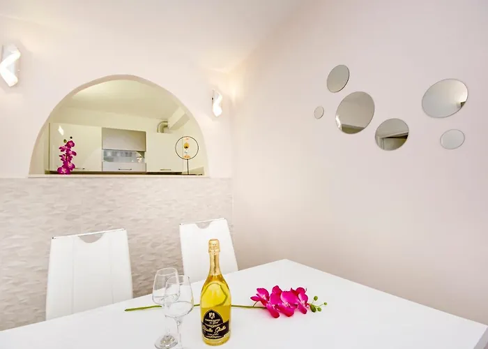 Symphony Garden: Modern, New Apartamento