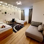 Symphony Garden: Modern, New Appartamento *