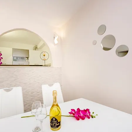 Symphony Garden: Modern, New Appartement