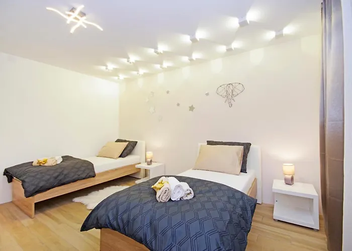 Symphony Garden: Modern, New アパート *