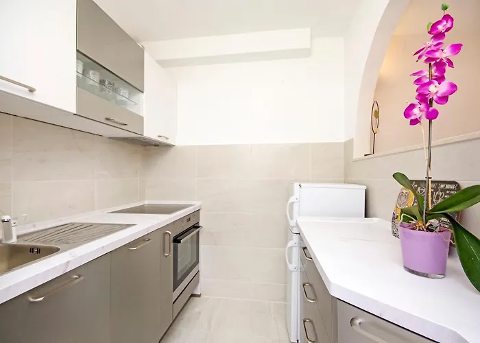 Symphony Garden: Modern, New アパート