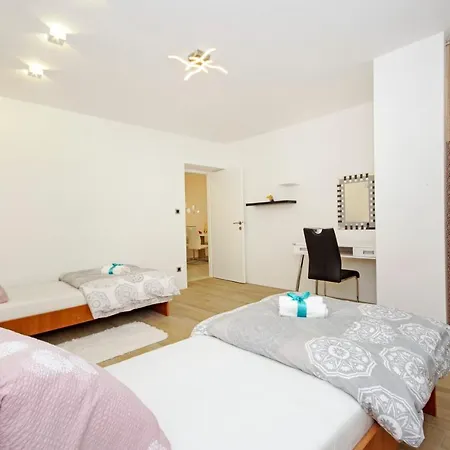 Symphony Garden: Modern, New Split